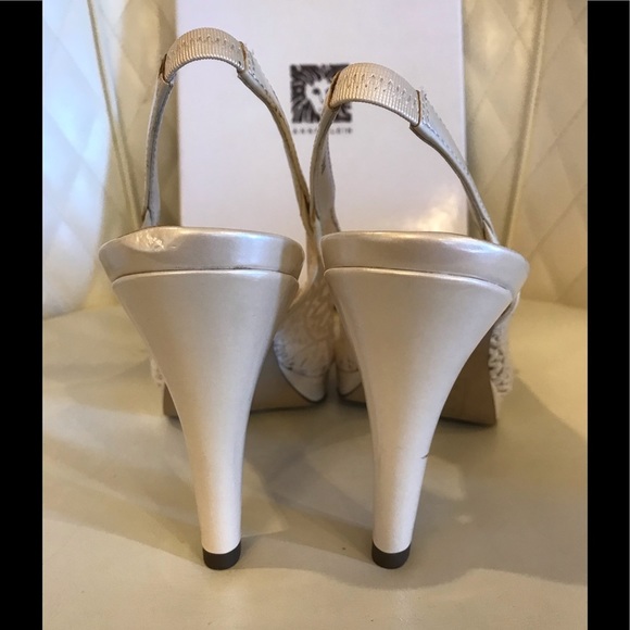 NEW Anne Klein Ivory Lace Shoes - Picture 3 of 13
